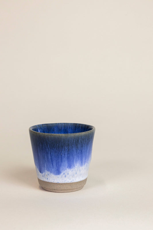 Espressobecher Maré von Grain by Grain aus blau glasiertem Steingut in Seitenansicht