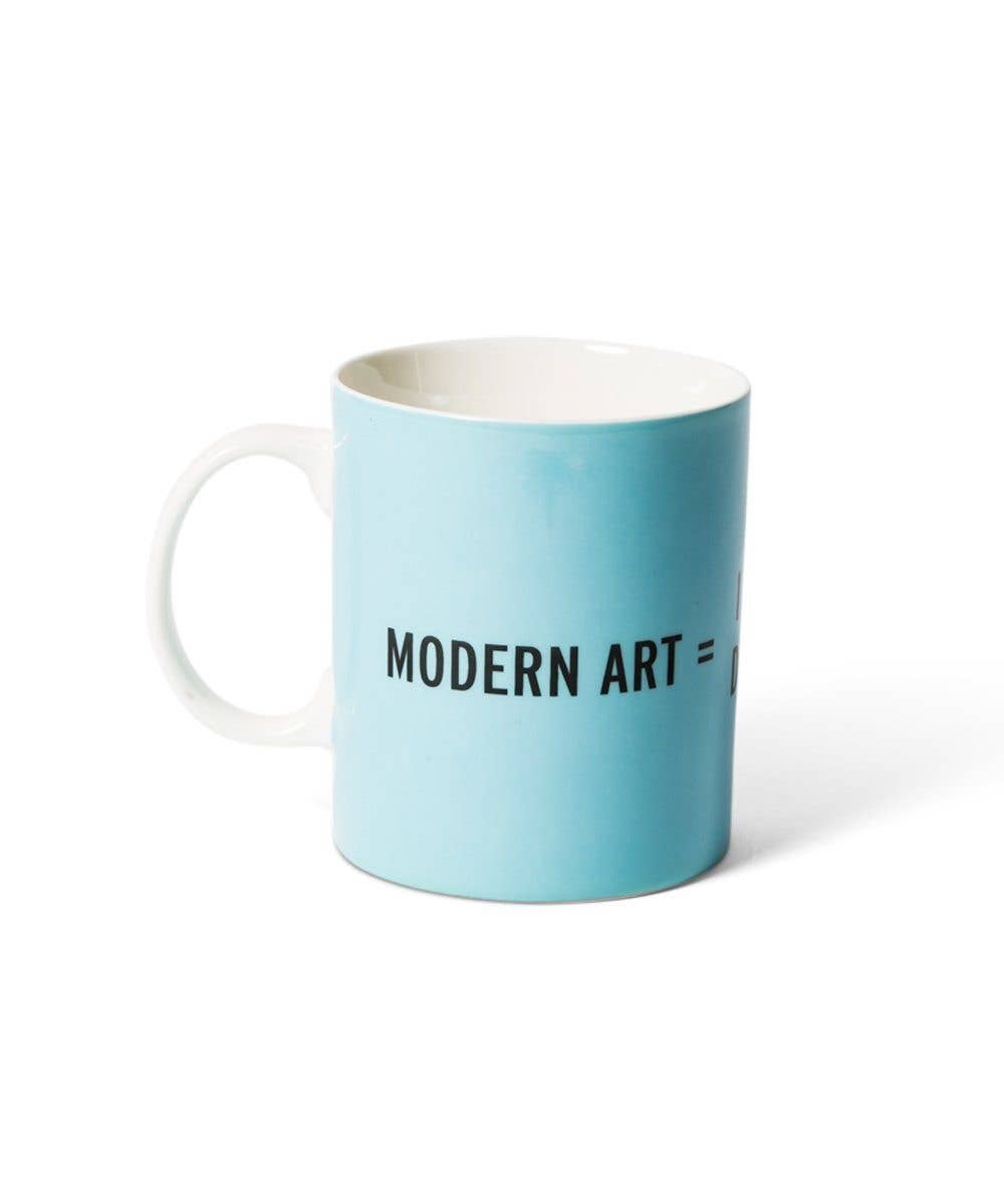 Hellblaue Craig-Damrauer-Tasse von Third Drawer Down mit dem schwarzen Schriftzug „Modern Art =“, Henkel links.