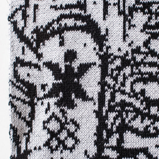 Schal "1006" von DAVI.IN x WAI - Detailansicht mit abstrahiertem WAI Logo