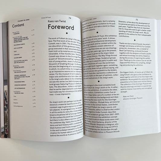 Innenansicht des Katalogs "Circle of Trust" von Folkert de Jong mit Inhaltsverzeichnis und Vorwort von Kees van Twist