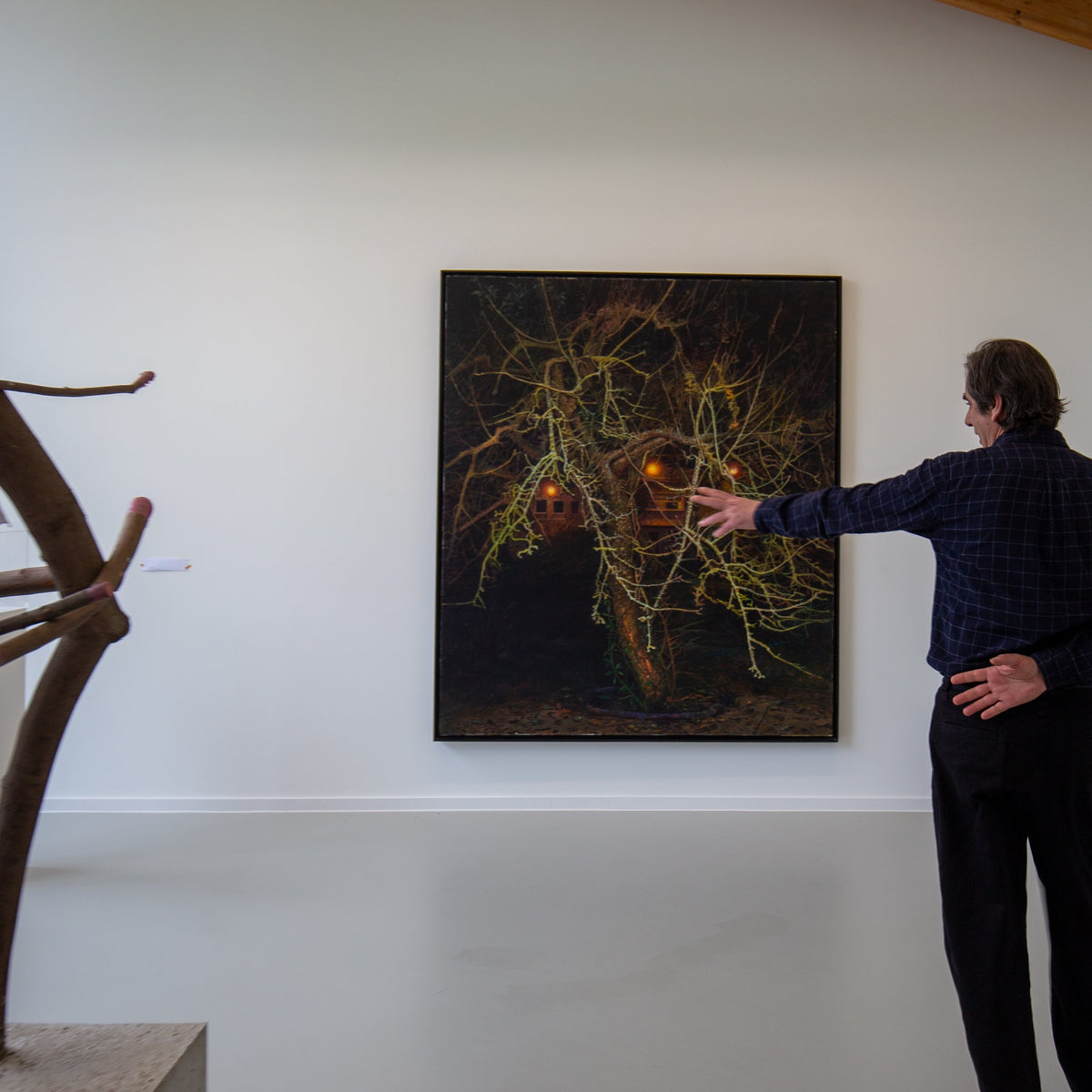 Dimtrist Tzamouranis führt durch die Ausstellung WHAT PARADISE!?