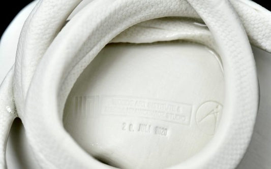 Detailansicht Magda Krawcewicz NYMPHAEA White - Unterseite mit WAI Stempel und Künstlersignatur, Datum 20.07.2020.