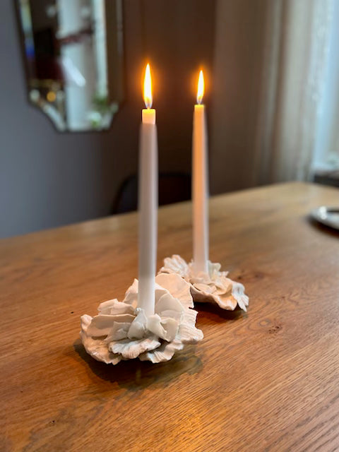 Magda Krawcewicz Candelabra - Porzellan-Kerzenhalter im Interior-Ambiente mit zwei brennenden Stabkerzen, Open Edition 2022.