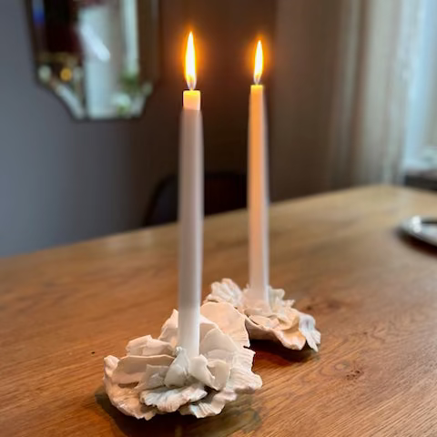 Magda Krawcewicz Candelabra - Porzellan-Kerzenhalter im Interior-Ambiente mit zwei brennenden Stabkerzen, Open Edition 2022.