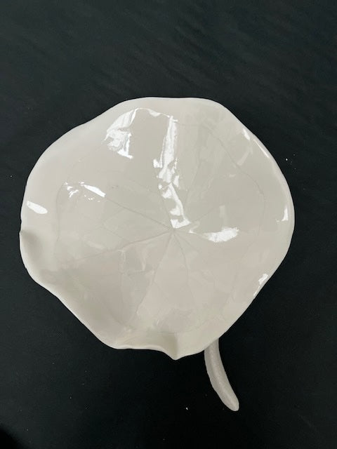 Porzellanobjekt Nymphaea White von Magda Krawcewicz, Exemplar 9/30, seerosenartige Form auf schlangenartiger Struktur ruhend, transparent glasiert