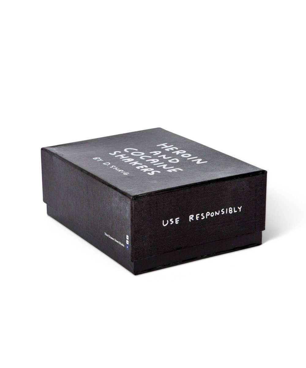 Schwarze Geschenkbox der David Shrigley-Porzellanstreuer, minimalistische Verpackung mit typischen Shrigley Sprüchen. 