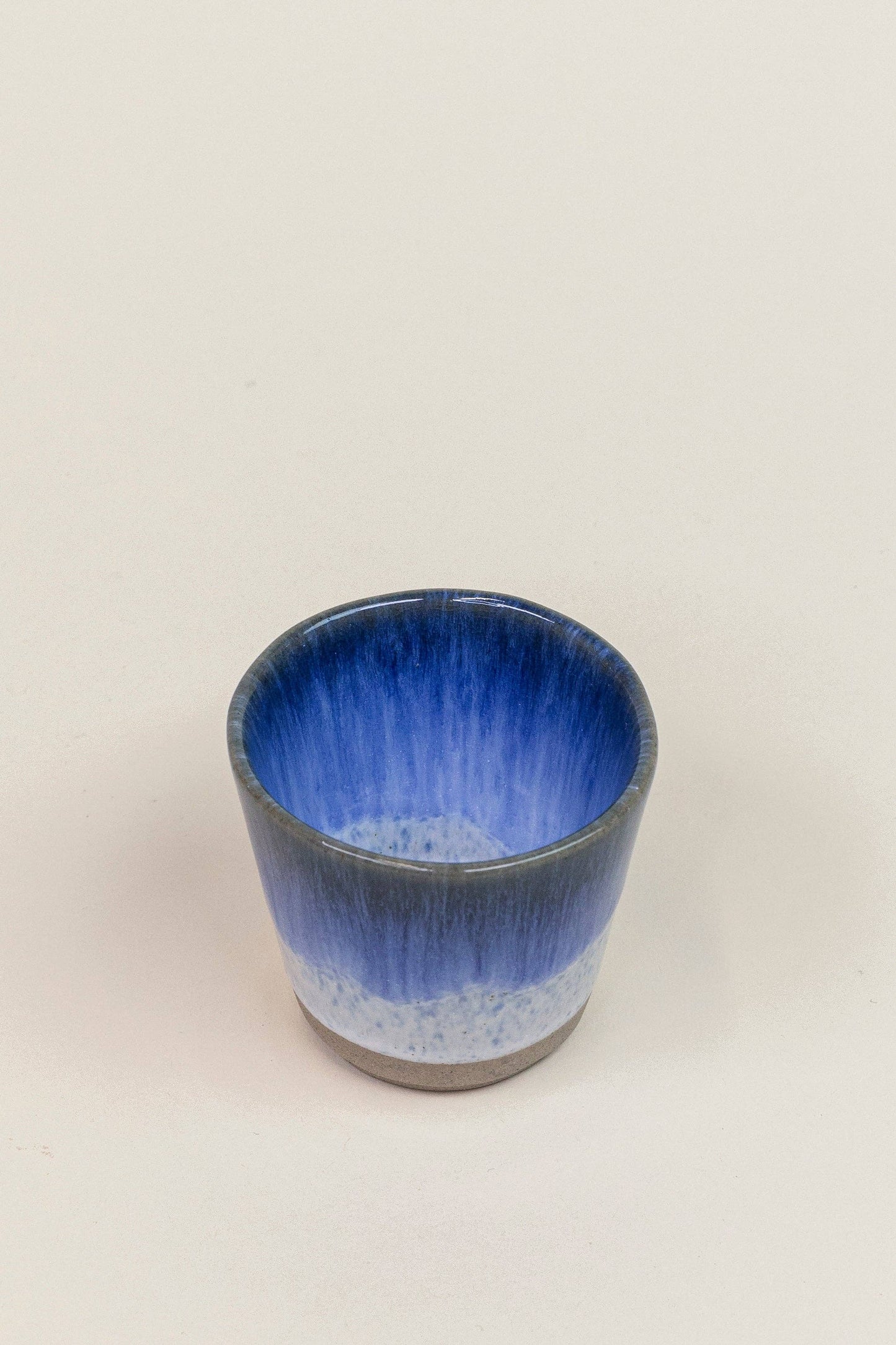 Draufsicht des Espressobechers Maré von Grain by Grain aus blau glasiertem Steingut