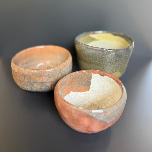 Raku Teeschale – handgefertigtes Unikat aus traditioneller Raku-Keramik