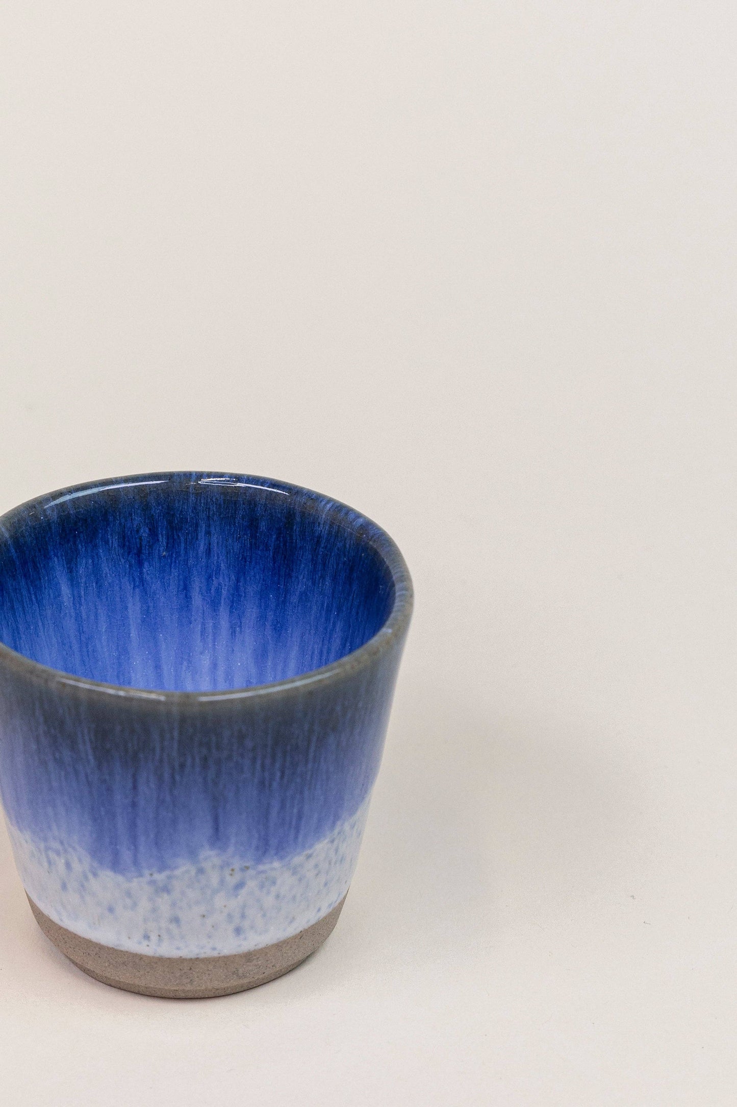 Detailansicht des Espressobechers Maré mit blauem Farbverlauf