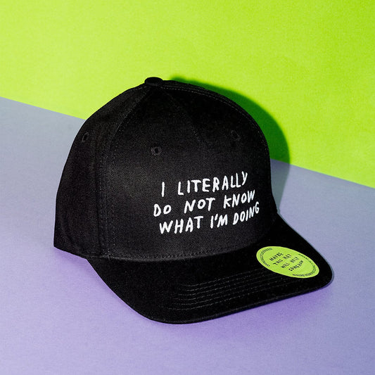 Schwarze Baumwoll-Cap von Adam JK mit weißem Schriftzug ‚I Literally Do Not Know What I'm Doing'