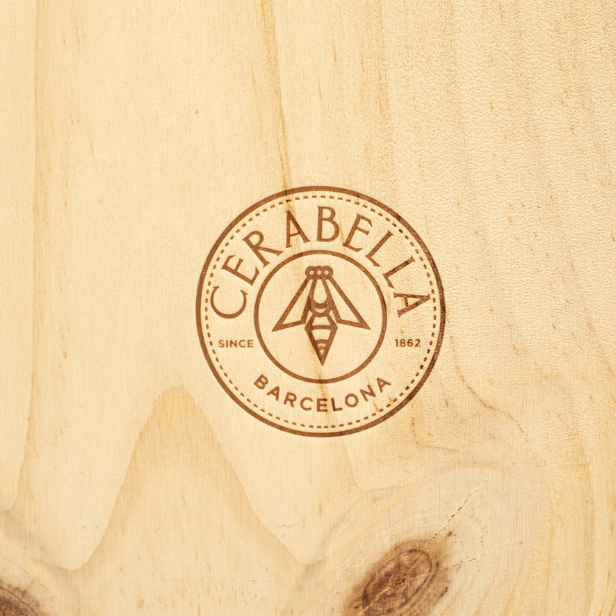 Cerabella Markensiegel seit 1862 auf Holzbox mit stilisierter Honigbiene