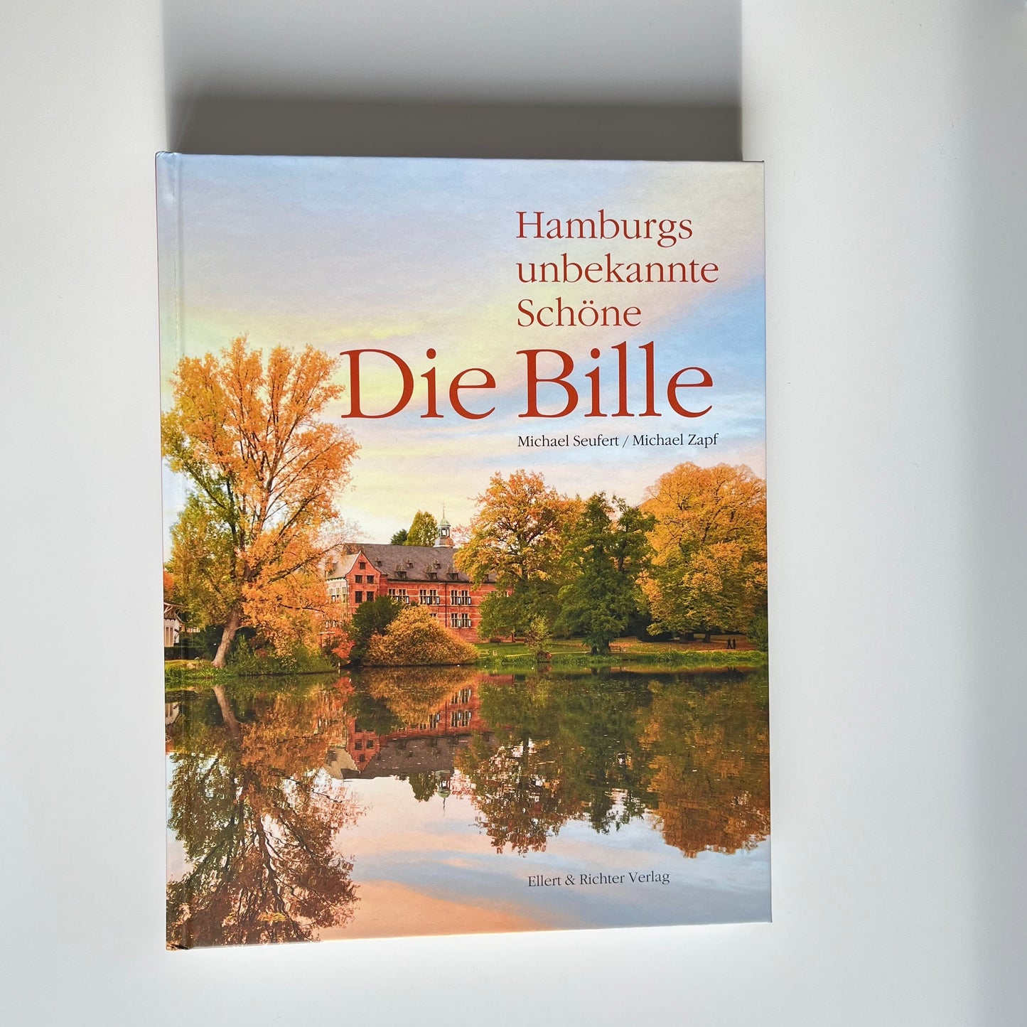Cover des Bildbandes "Die Bille - Hamburgs unbekannte Schöne" mit Foto des Reinebker Schlosses