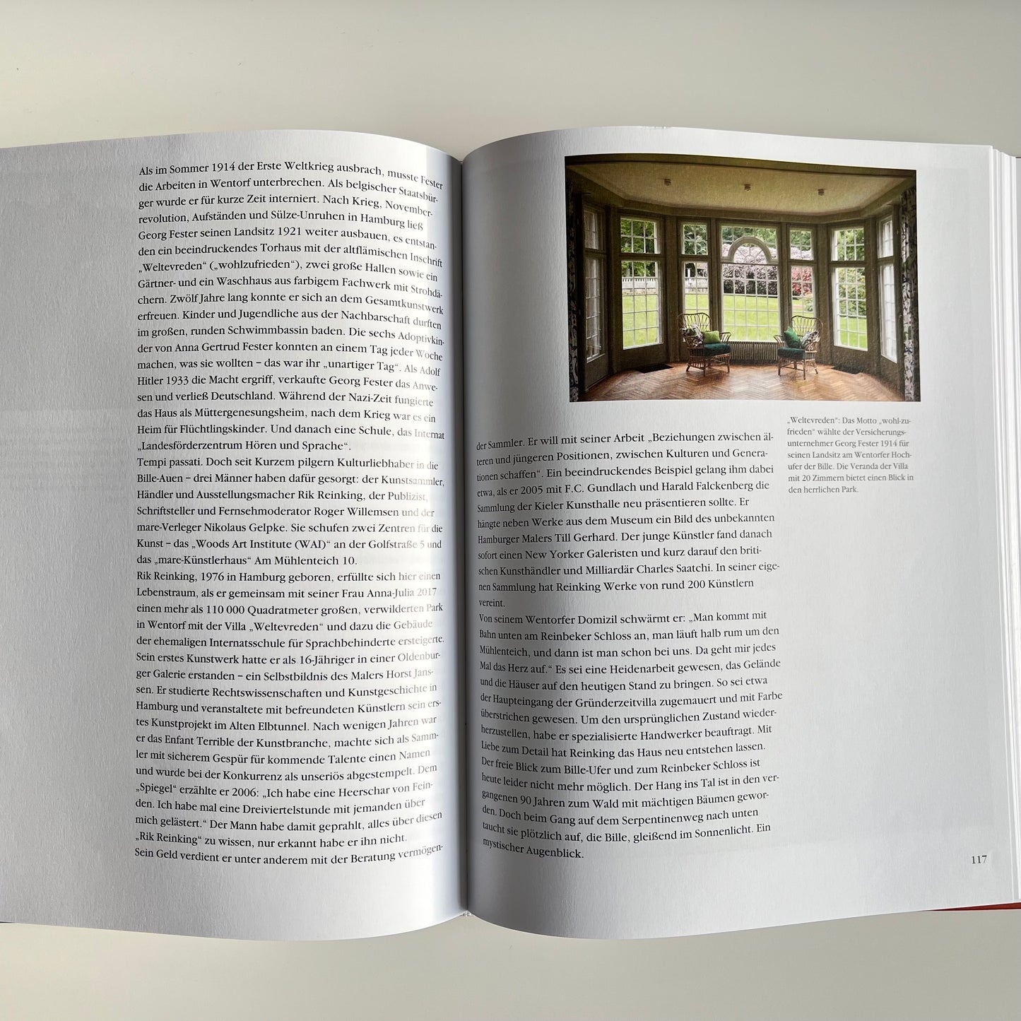 Doppelseite des Bildbandes "Die Bille - Hamburgs unbekannte Schöne" mit Foto des Interieurs der Villa Weltevreden