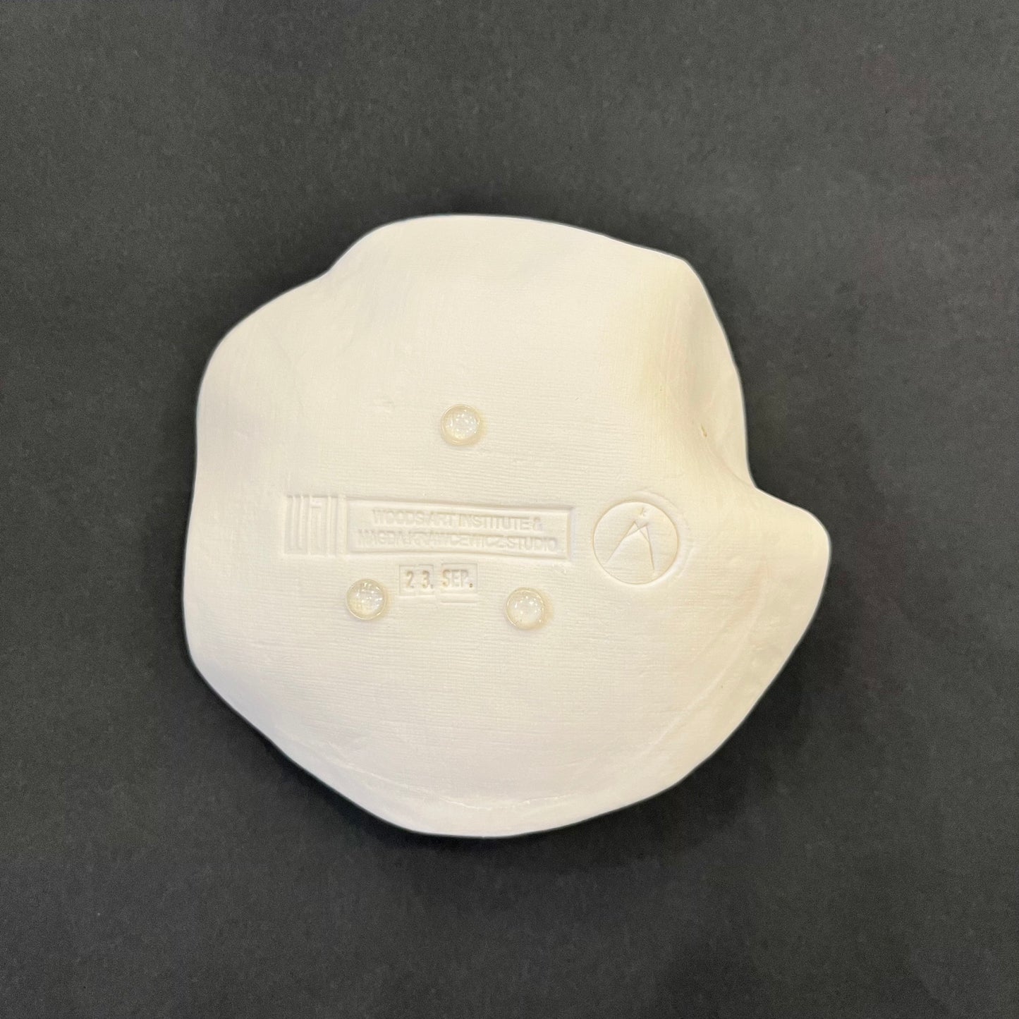 Unterseite einer Nymphaea-Grey-Porzellanschale mit geprägter Signatur von Magda Krawcewicz Studio und WAI Stempel, datiert.