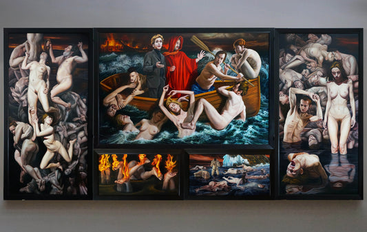 Die geöffnete Ansicht des monumentalen Flügelaltars Dante’s Divine Comedy von Dimitris Tzamouranis zeigt Figuren zwischen Chaos, Gemeinschaft und existenzieller Unsicherheit – inspiriert von Dantes Göttlicher Komödie.