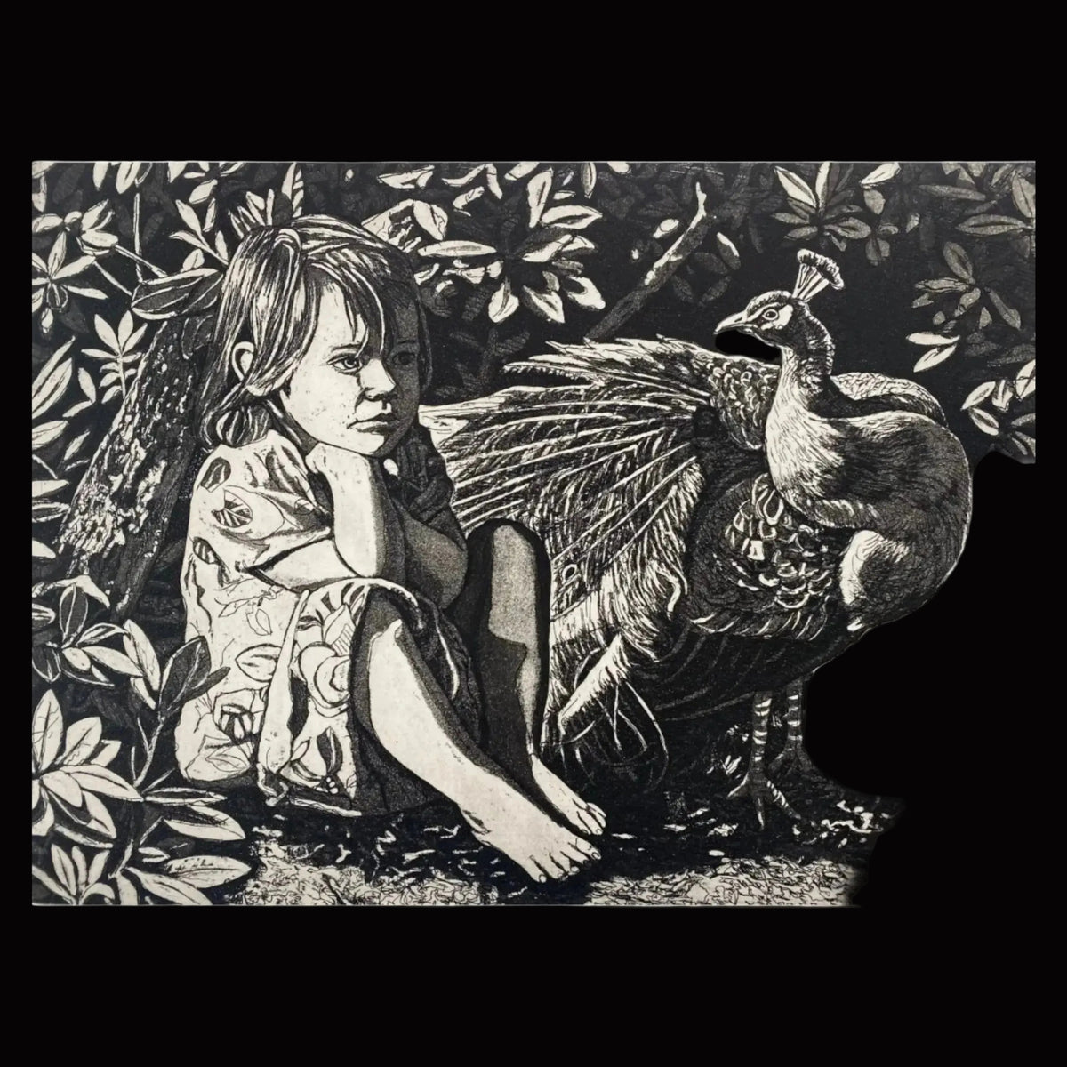 Schwarz-weiße Radierung „Mädchen und Pfau“ von Dimitris Tzamouranis: Ein sitzendes Mädchen neben einem Pfau, umgeben von dichter Vegetation.