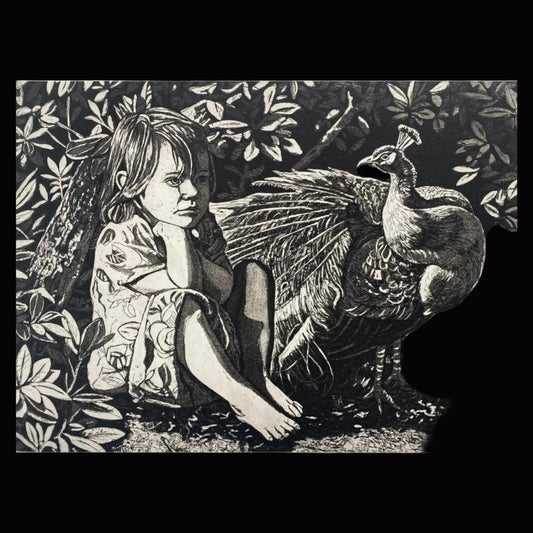 Schwarz-weiße Radierung „Mädchen und Pfau“ von Dimitris Tzamouranis: Ein sitzendes Mädchen neben einem Pfau, umgeben von dichter Vegetation.