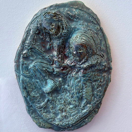 Keramikmedaillon 'Death and Insect' von Folkert de Jong, limitierte Edition von 40 Exemplaren, 2025, figürliches Relief in Bau- und Grüntönen.