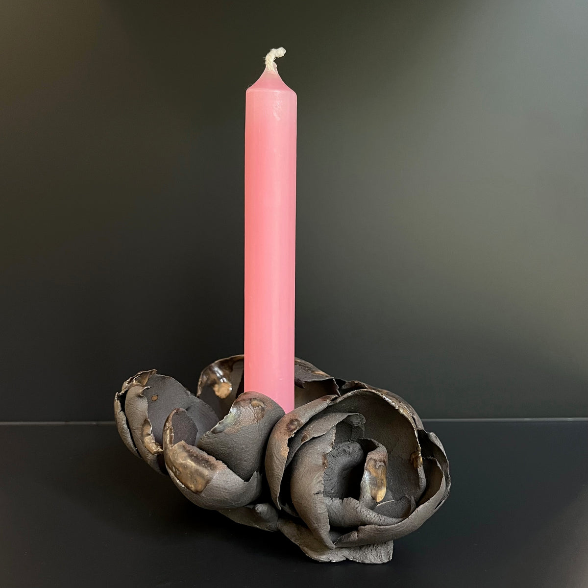 Magda Krawcewicz Candelabra - Porzellan-Kerzenhalter im Farbton Chocolate mit einer rosafarbenen Stabkerze, Open Edition 2022.