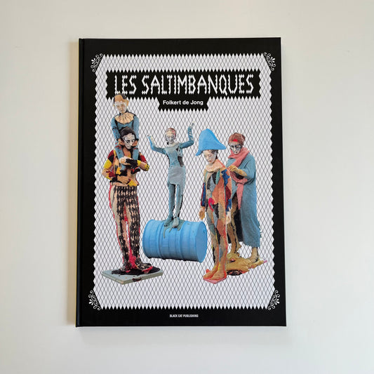 Katalog "Les Saltimbanques" von Folkert de Jong, erhältlich im WAI Sore -farbig illustriertes Buchcover mit Skulpturen