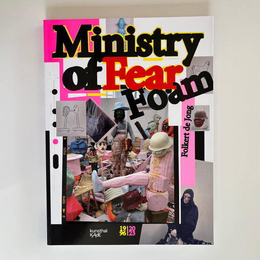 Kunstkatalog "Ministry of Fear/Foam" von Folkert de Jong, erhältlich im WAI Store - farbig illustriertes Buchcover mit Skulpturen