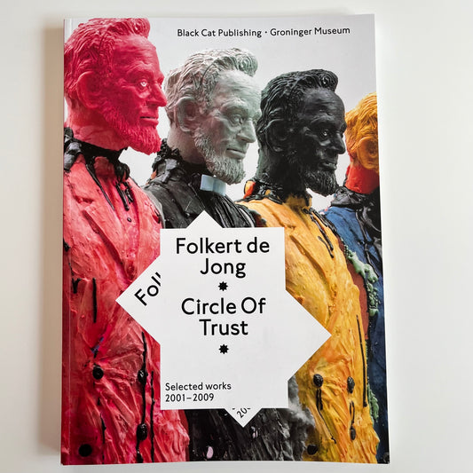 Katalog "Circle Of Trust" von Folkert de Jong, erhältlich im WAI Store. Farbig illustriertes Buchcover mit Skulpturen