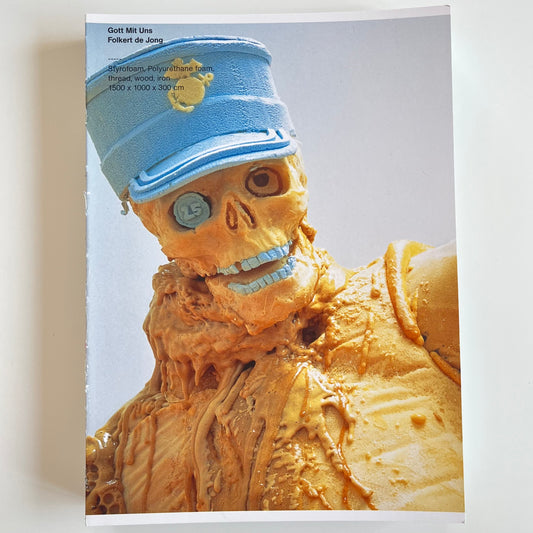 Katalog "Gott Mit Uns" von Folkert de Jong., erhältlich im WAI Store - farbig illustriertes Buchcover mit Skulptur