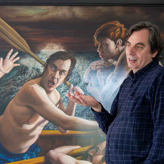 Der Künstler Dimitris Tzamouranis steht erläuternd vor seinem Werk Dante's Divine Comedy (Flügelaltar)