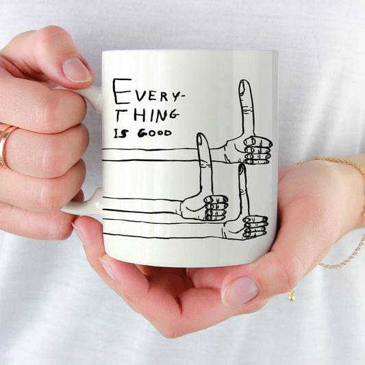 David Shrigley Tasse „Everything Is Good“ mit schwarz-weißer Illustration, in Händen gehalten