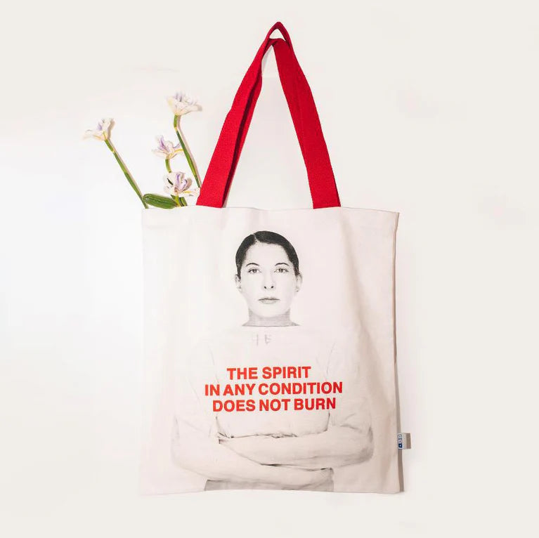 Marina Abramović Tragetasche mit Porträtmotiv und rotem Schriftzug Spirit in Any Condition Does Not Burn