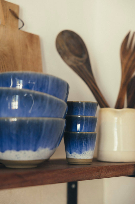 Espressobecher Maré als Teil der Grain-by-Grain-Kollektion aus blau glasiertem Steingut