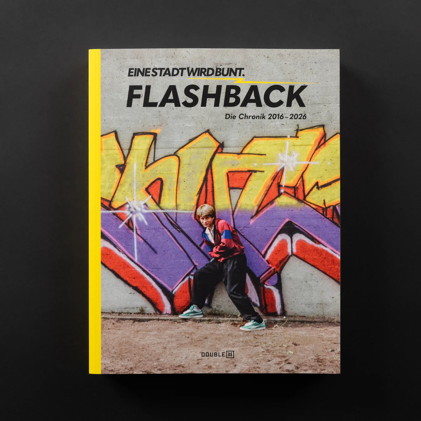 FLASHBACK – Die Chronik 2016–2026, Buchcover des Hamburger Kulturprojekts EINE STADT WIRD BUNT mit historischem Graffiti-Motiv