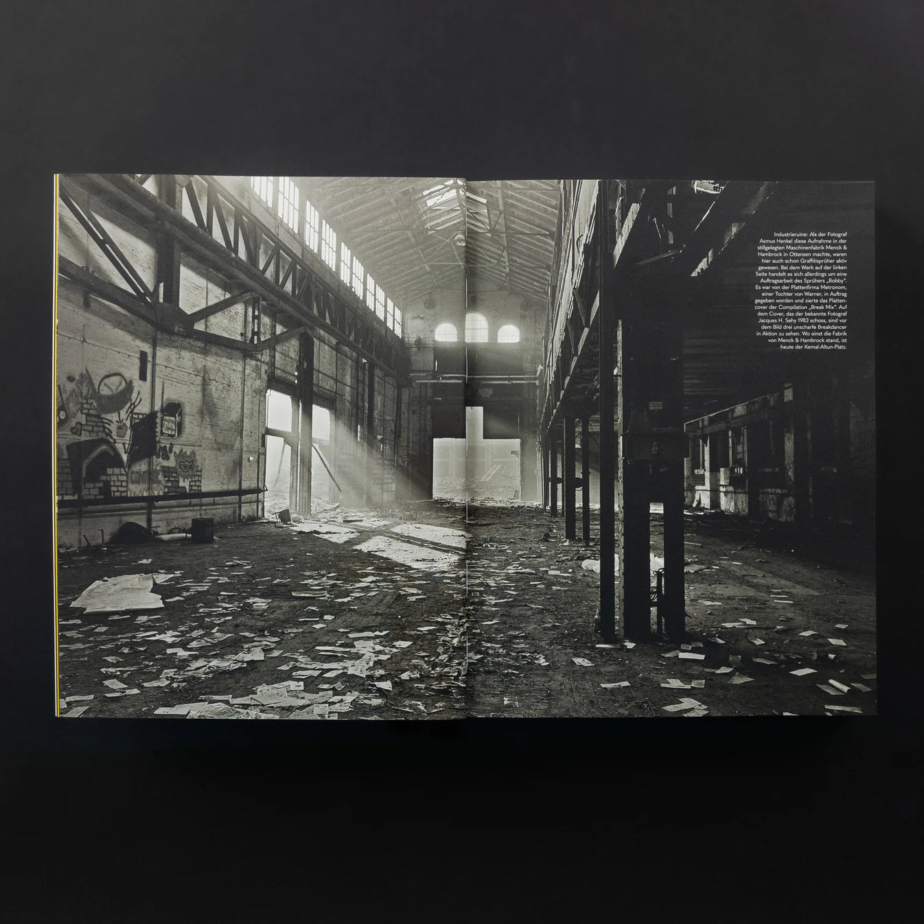 Doppelseite aus FLASHBACK mit historischer Schwarz-Weiß-Fotografie einer verlassenen Industriehalle in Hamburg