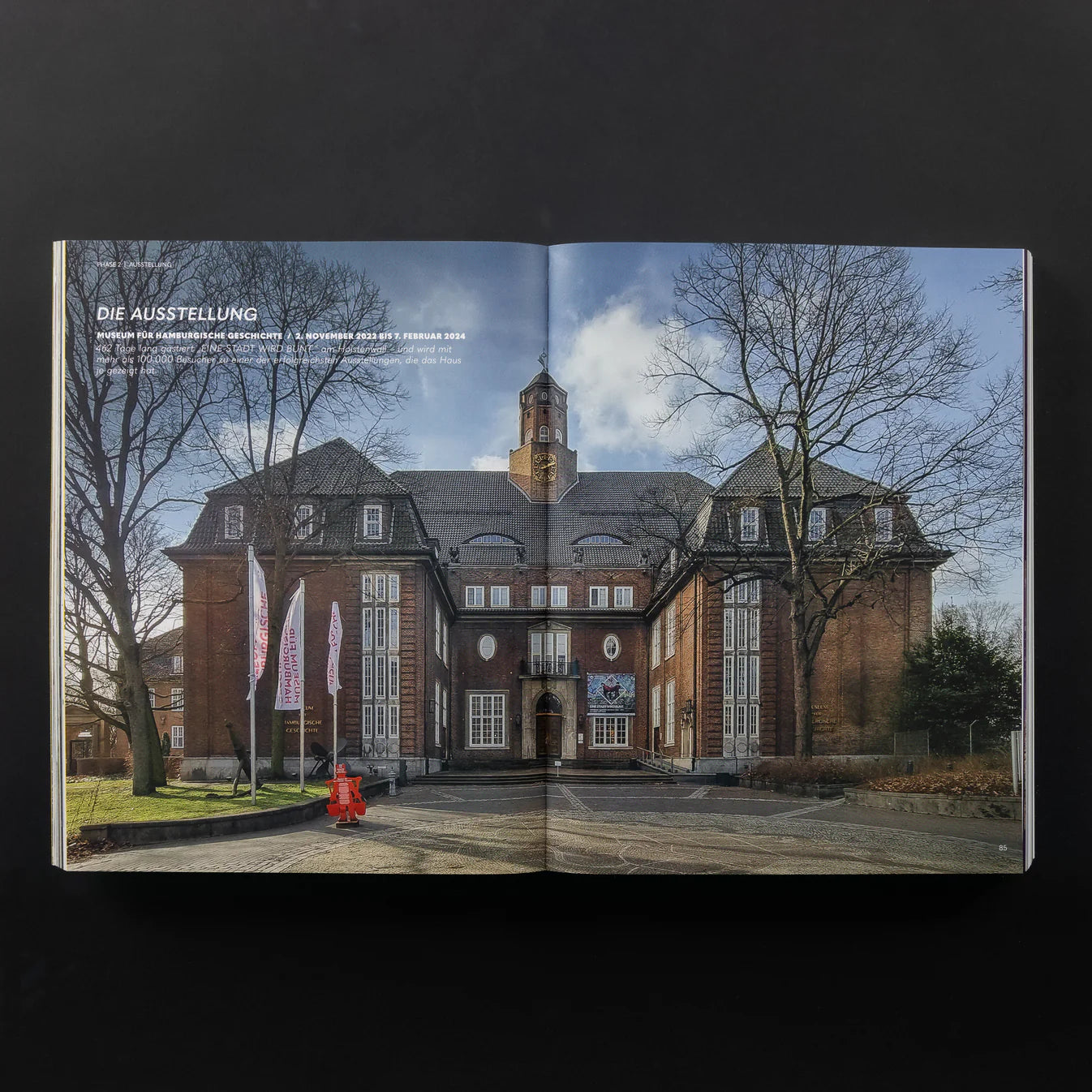 Doppelseite aus FLASHBACK mit Fotografie des Museums für Hamburgische Geschichte und der Ausstellung EINE STADT WIRD BUNT
