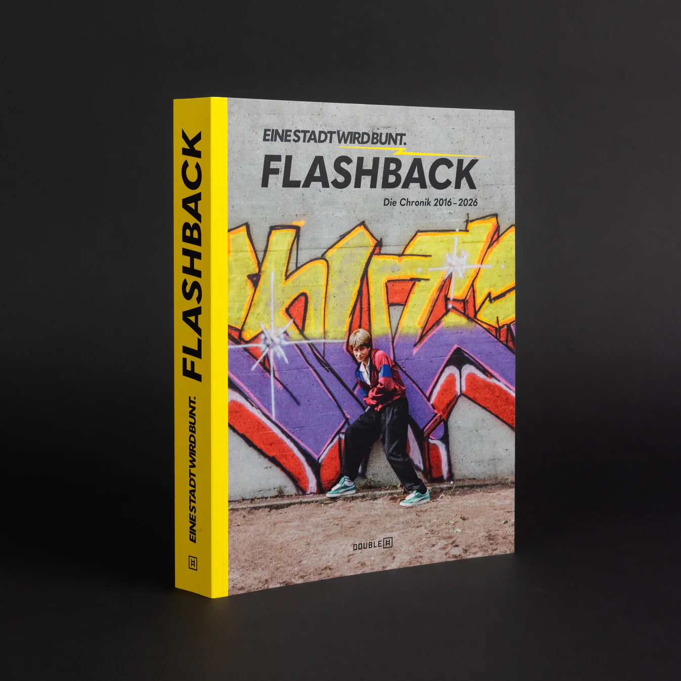 FLASHBACK – Die Chronik 2016–2026, Buchcover des Hamburger Kulturprojekts EINE STADT WIRD BUNT mit historischem Graffiti-Motiv