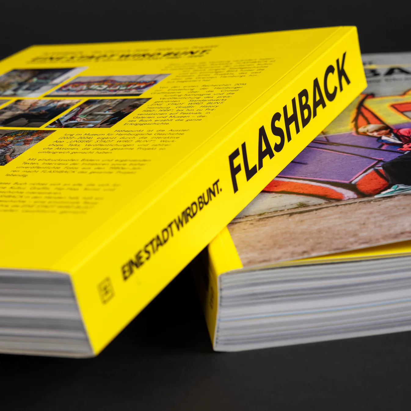 Detailansicht des Buchrückens von FLASHBACK mit gelbem Umschlag und hochwertiger Fadenheftung
