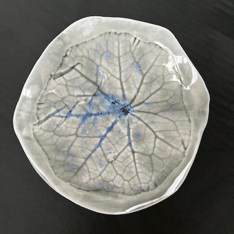 Porzellanschale Nymphaea Grey, Modell 01, organisch gewellte Seerosenblattform, blaugrau glasiert mit blauen Kristallpigmenten, Unikat von Magda Krawcewicz.