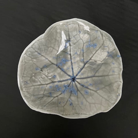 Porzellanschale Nymphaea Grey, Modell 02, organisch gewellte Seerosenblattform, blaugrau glasiert mit blauen Kristallpigmenten, Unikat von Magda Krawcewicz.