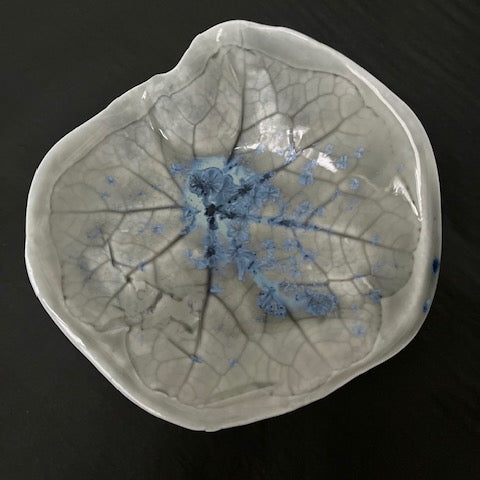 Porzellanschale Nymphaea Grey, Modell 03, organisch gewellte Seerosenblattform, blaugrau glasiert mit blauen Kristallpigmenten, Unikat von Magda Krawcewicz.