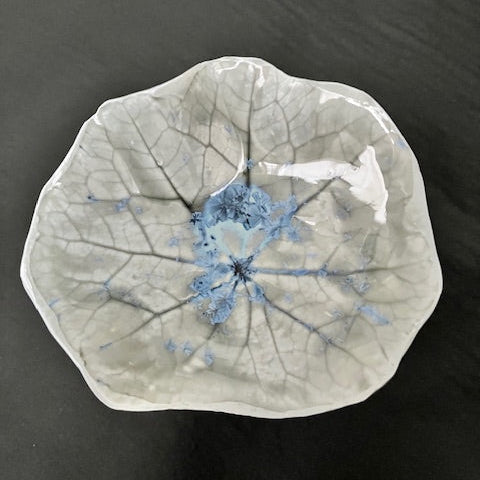 Porzellanschale Nymphaea Grey, Modell 05, organisch gewellte Seerosenblattform, blaugrau glasiert mit blauen Kristallpigmenten, Unikat von Magda Krawcewicz.