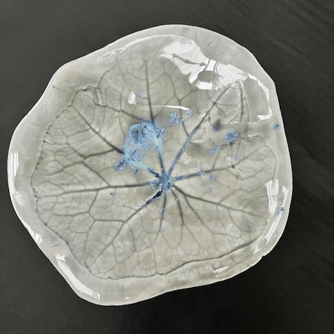 Porzellanschale Nymphaea Grey, Modell 06, in großer welliger Seerosenblattform, blaugrau glasiert mit blauen Kristallpigmenten, Unikat von Magda Krawcewicz.