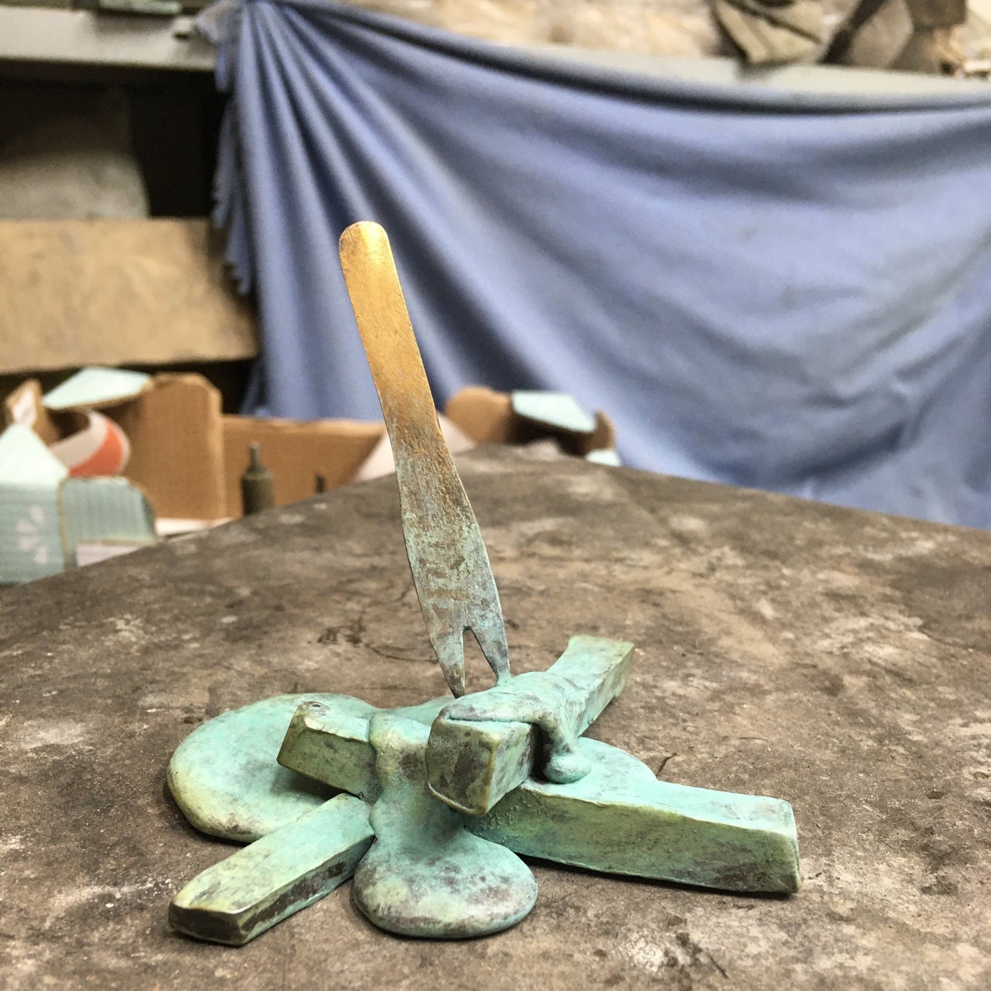 Thomas Judisch, Little P. – grün patinierte Bronzeskulptur mit Gabel im Atelier des Künstlers
