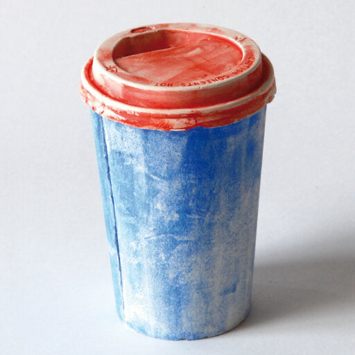 Gipsabguss eines einzelnen Coffee-to-go-Bechers in Blau und Rot aus der Serie „Morandis Erben“ von Thomas Judisch.