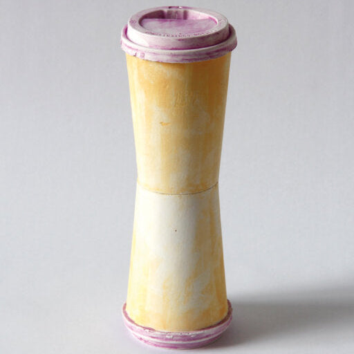 Gipsabguss eines doppelten Coffee-to-go-Bechers in Gelb und Rosa aus der Serie „Morandis Erben“ von Thomas Judisch.