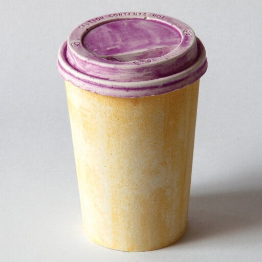 Gipsabguss eines einzelnen Coffee-to-go-Bechers in Gelb und Rosa aus der Serie „Morandis Erben“ von Thomas Judisch.