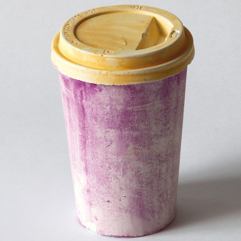 Gipsabguss eines einzelnen Coffee-to-go-Bechers in Rosa und Gelb aus der Serie „Morandis Erben“ von Thomas Judisch.